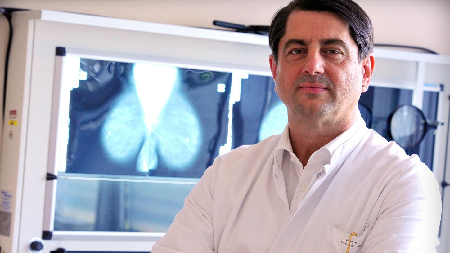 Prof. Heinz Scholz, Chefarzt der Frauenklinik Neumarkt, vor einem Röntgenbild einer seiner Brustkrebs-Patientinnen.
