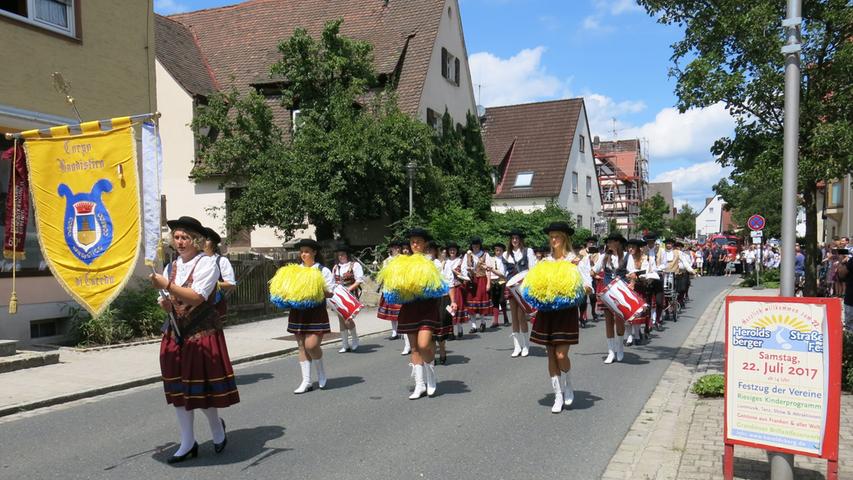 Tanz, Tattoos und Tierschau: Das Straßenfest in Heroldsberg