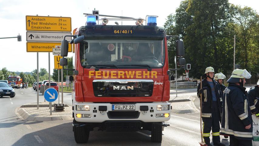 Transporter kracht bei Wilhermsdorf in Pkw-Heck