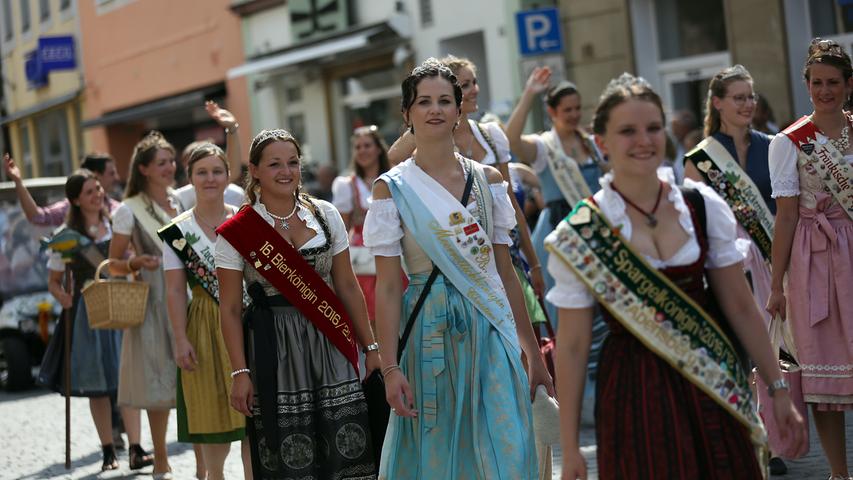 Kokette Königinnen und Festbier: Der Annafestumzug in Forchheim