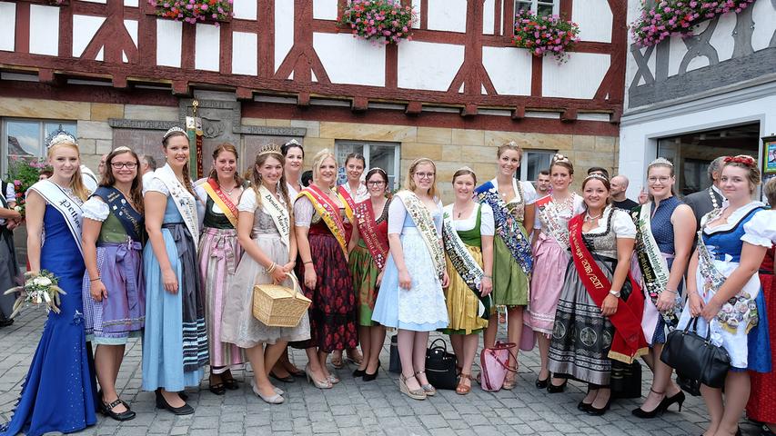 Kokette Königinnen und Festbier: Der Annafestumzug in Forchheim