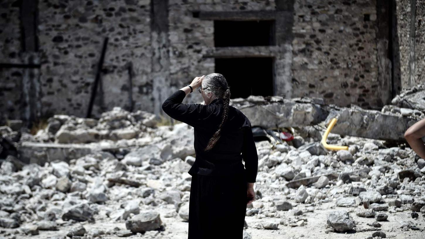 Nach dem Erdbeben auf der griechischen Insel Kos stehen Einwohner vor Trümmern.