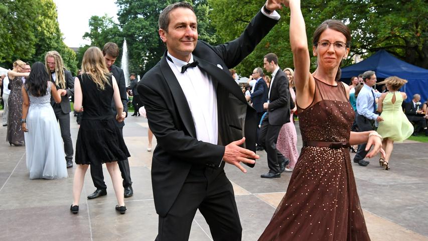 Tanzen und Dinieren im Stadtpark: Sommernachtsball in Fürth