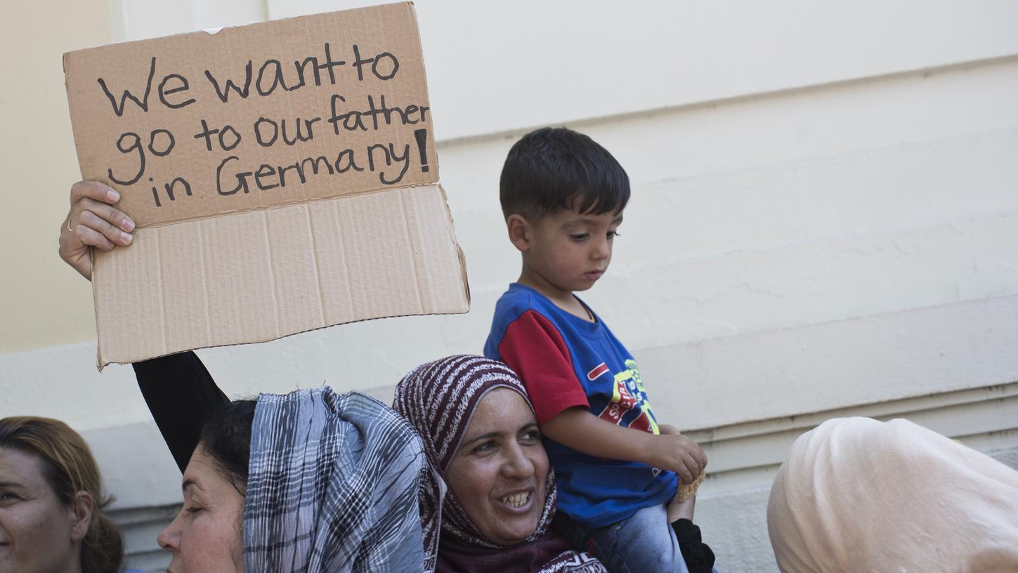 Dutzende Flüchtlinge haben am Mittwoch vor der deutschen Botschaft in Athen demonstriert und eine schnellere Familienzusammenführung gefordert.