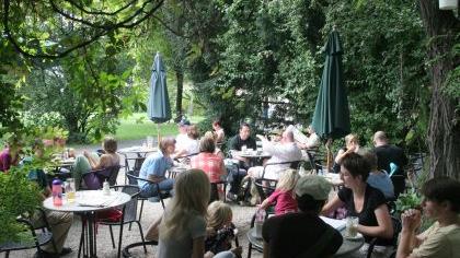 Entspannung unter Baumriesen: das Café Kiosk im Rosenaupark. Entspannung unter Baumriesen: das Café Kiosk im Rosenaupark.