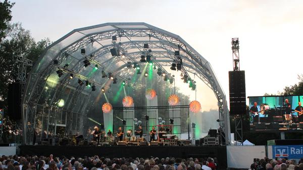 Auch das Konzert der Bayreuther Agentur "Motion" mit Manfred Mann’s Earth Band, Fish und John Lees’ Barclay James Harvest kann am 24. Juli 2021 nicht am Dechsendorfer Weiher stattfinden. Bereits gekaufte Tickets können zurückgegeben werden. Als kleinen Trost gibt es einen Ersatztermin für Barclay James Harvest: Er soll am Freitag, 20. Mai 2022, im Serenadenhof Nürnberg auftreten. Die Absage betrifft auch die Klassik am See und Jazz am See - Festivals, die am 25., 27. und 28. Juli stattfinden sollten.