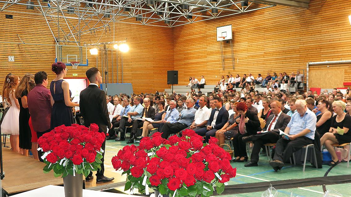 Rote Rosen zum Abschluss: Blumen gab es von der Raiffeisenbank für alle Absolventen von Real- und Mittelschule. Deren Klassensprecher (links) gaben den Familien einen Einblick in Freud und Leid, lustige und ernste Erlebnisse ihrer zurückliegenden fünf bis sieben Schuljahre an der „Sene“. Rote Rosen zum Abschluss: Blumen gab es von der Raiffeisenbank für alle Absolventen von Real- und Mittelschule. Deren Klassensprecher (links) gaben den Familien einen Einblick in Freud und Leid, lustige und ernste Erlebnisse ihrer zurückliegenden fünf bis sieben Schuljahre an der „Sene“.