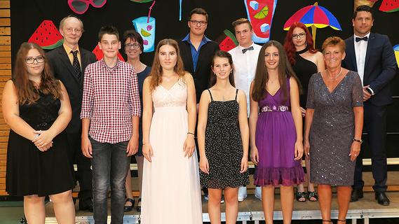 Gute Aussichten fürs Berufsleben: Die acht Klassenbesten zusammen mit den vier Schulzugleitern. Gute Aussichten fürs Berufsleben: Die acht Klassenbesten zusammen mit den vier Schulzugleitern.