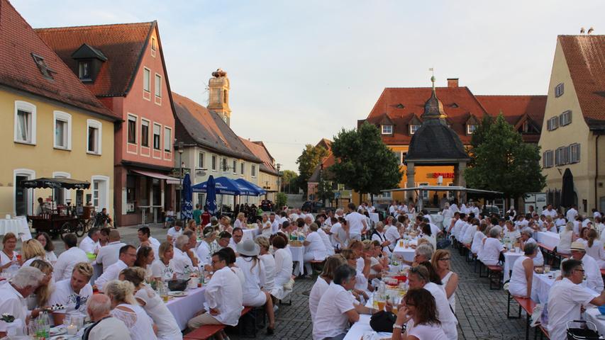 Höchstadter Marktplatz ganz in Weiß