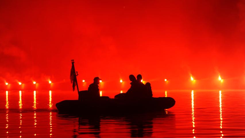 Flammen und Musik: Kanal im Feuerzauber in Berching 