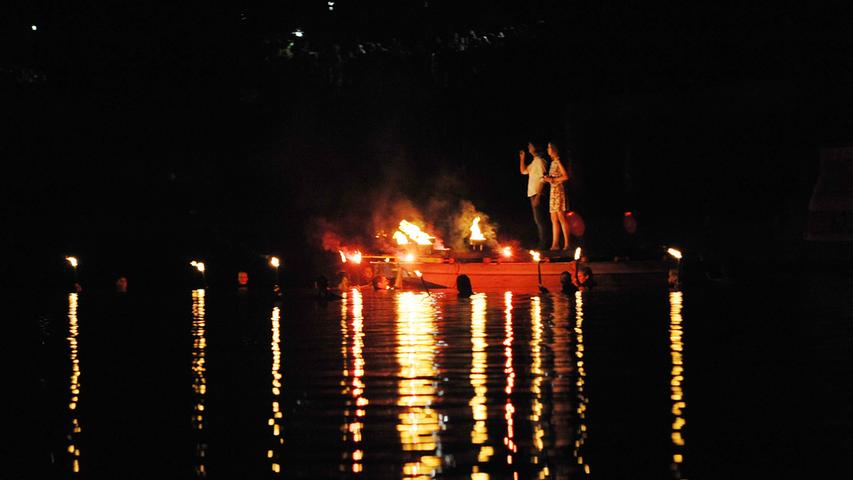 Flammen und Musik: Kanal im Feuerzauber in Berching 