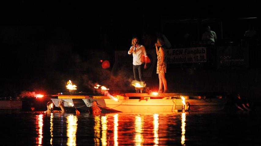 Flammen und Musik: Kanal im Feuerzauber in Berching 