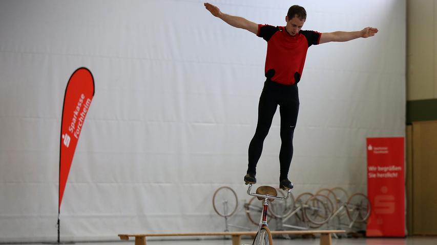 Akrobatik pur: Bayerische Meisterschaften im Kunstradfahren in Forchheim