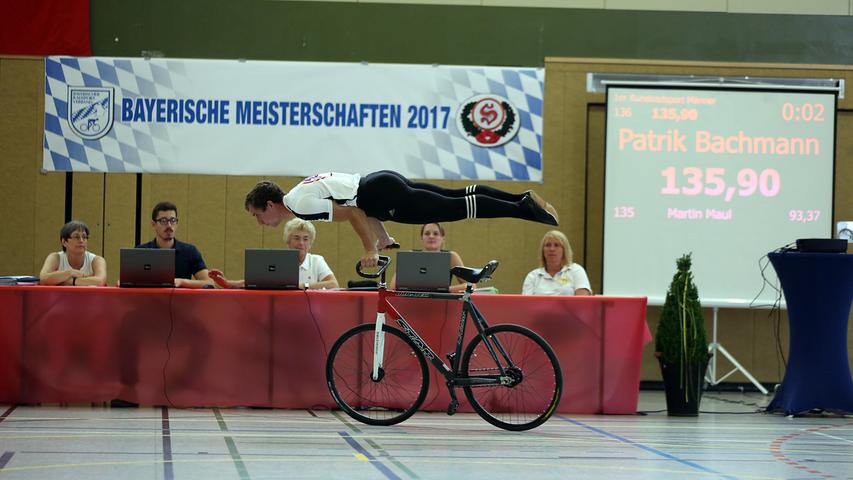 Akrobatik pur: Bayerische Meisterschaften im Kunstradfahren in Forchheim