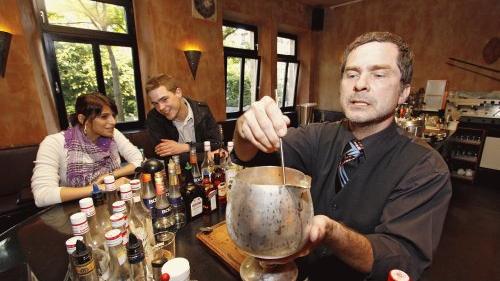 Oliver Kirschner, Inhaber des «Gelben Haus», mixt seinen Gästen coole Drinks - oft auch nach eigenen Rezepten. Oliver Kirschner, Inhaber des «Gelben Haus», mixt seinen Gästen coole Drinks - oft auch nach eigenen Rezepten.