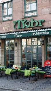 Mein Kollege, auch in den 30ern, beschrieb es neulich treffend: Als wir jung waren, lagen die nächtlichen Anlaufstellen in der „Großstadt“ N. so weit auseinander, dass man beim Umherziehen leicht vor Entkräftung gestorben wäre. Meine beste Freundin und ich hatten aber ganz andere Probleme: behütende Eltern und mangelhafte Coolness. Ins „Mach“ und ins berühmte „Boot“ schafften wir es nie. Wir freuten uns ja schon über einen Abend mit kleinem Salat im Café Mohr, einen Schulfasching oder die „Beat & Blues“-Party in der Tanzschule Krebs, wo die Jungmänner nach Putzlappen müffelten.