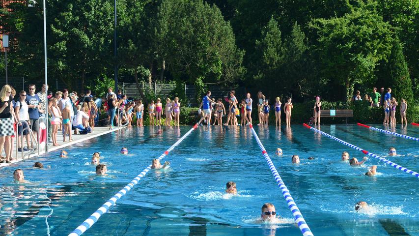 Schwimmen, radeln, laufen: Anstrengung pur beim Schülertriathlon in Erlangen