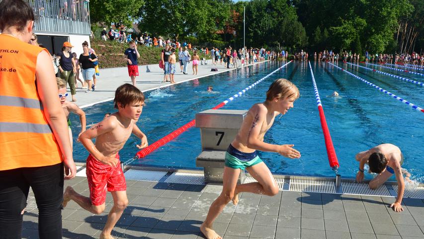 Schwimmen, radeln, laufen: Anstrengung pur beim Schülertriathlon in Erlangen
