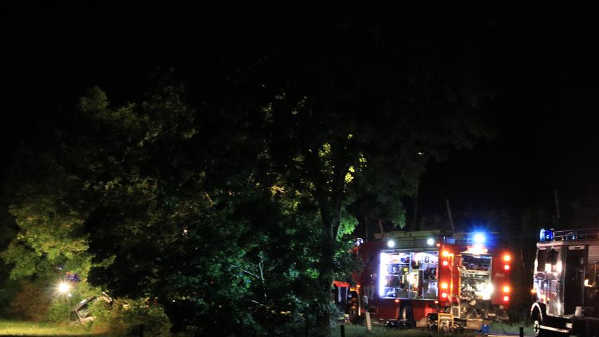 Mann verletzt: Autofahrer prallt in Igensdorf gegen Baum