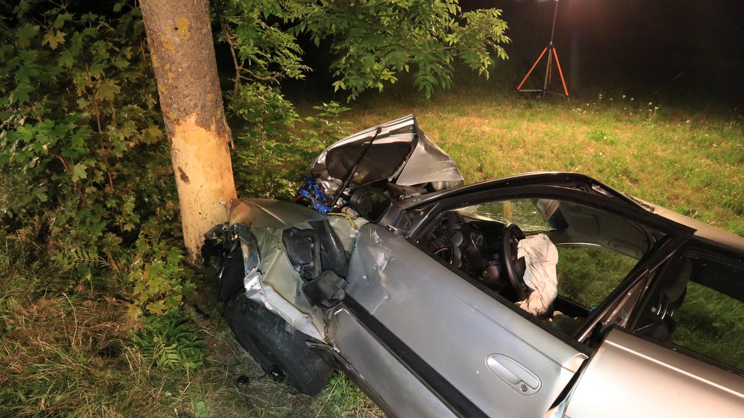 Der Wagen eines alkohlisierten Autofahrers prallte am Sonntagabend bei Igensdorf (Landkreis Forchheim) gegen einen Baum.