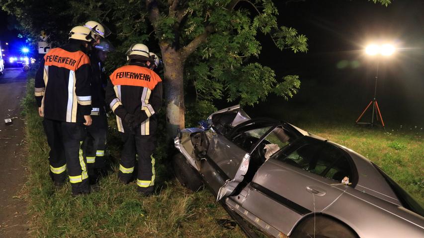 Mann verletzt: Autofahrer prallt in Igensdorf gegen Baum