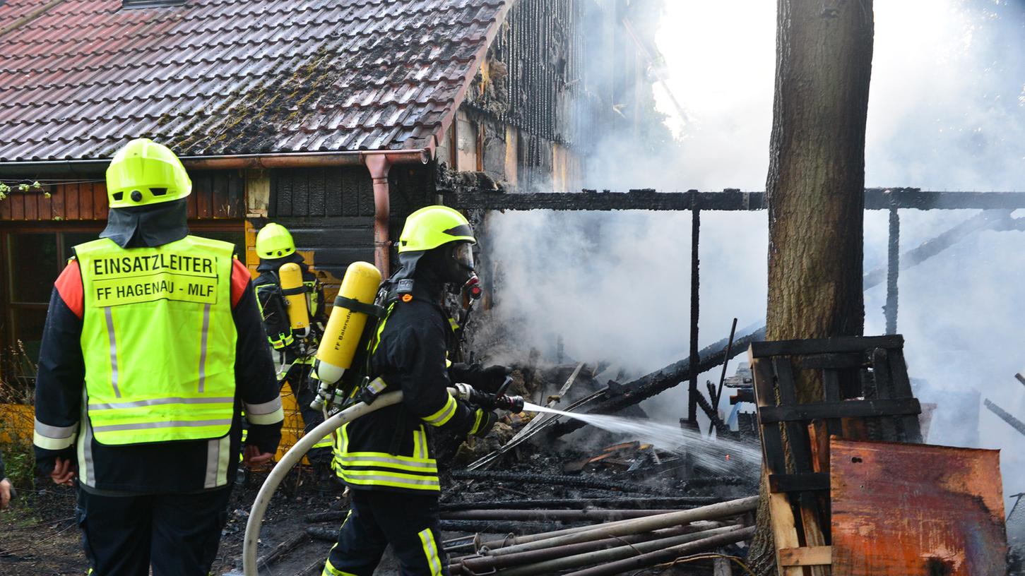 Drei örtliche Feuerwehren kämpften gegen die Flammen in Baiersdorf und konnten ein Ausbreiten auf das gesamte Wohnhaus gerade noch verhindern.