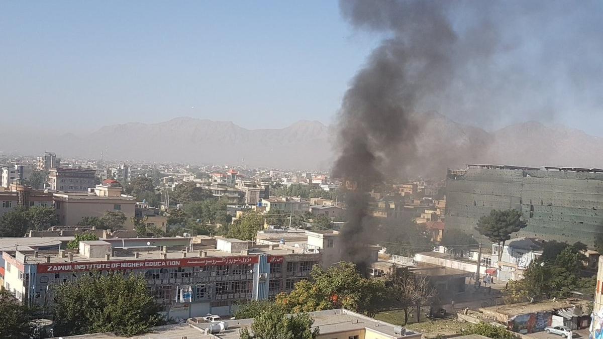Nach der Explosion: Rauch steigt über einer privaten Universität im Westen Kabuls auf.