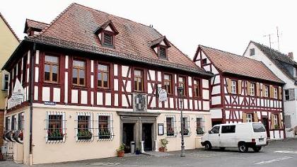 Ein bisschen neidisch ist Baiersdorfs Bürgermeister Andreas Galster auf seine Vorgänger zumindest in diesem Punkt sicher: Sie residierten einst in diesem - nun renovierten - Barockbau mit imposantem Fachwerk. Ein bisschen neidisch ist Baiersdorfs Bürgermeister Andreas Galster auf seine Vorgänger zumindest in diesem Punkt sicher: Sie residierten einst in diesem - nun renovierten - Barockbau mit imposantem Fachwerk.