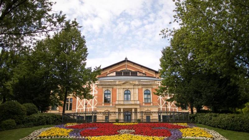 Das Richard-Wagner-Festspielhaus, auch Bayreuther Festspielhaus genannt, steht auf dem Grünen Hügel in Bayreuth. Dort finden die beliebten Bayreuther Festspiele statt. Das Theater mit Zuschauerraum begeistert jährlich viele Besucher.
