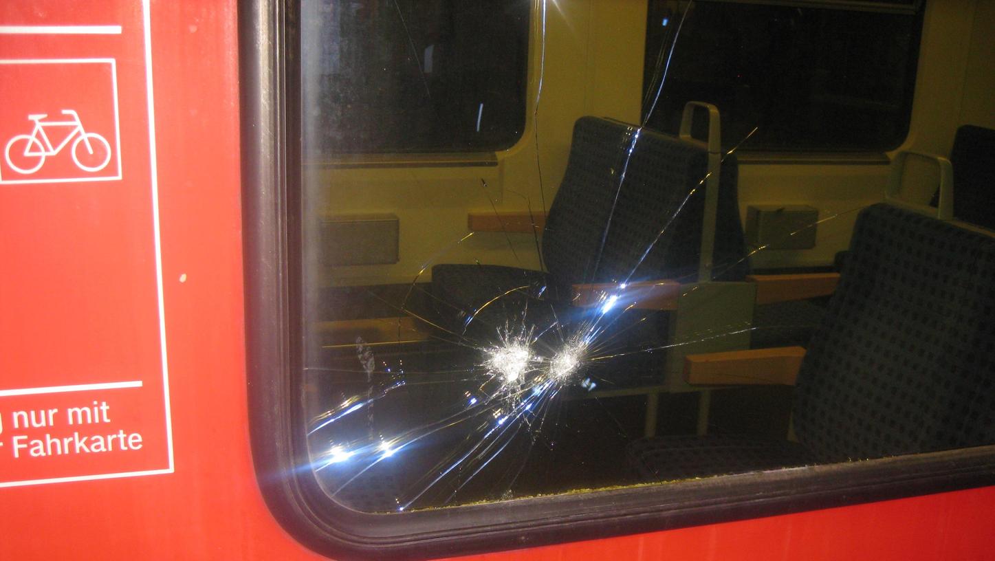 Die Seitenscheib der S-Bahn wurde vermutlich durch Stein beschädigt. Der Sachschaden beläuft sich auf gut 1000 Euro.