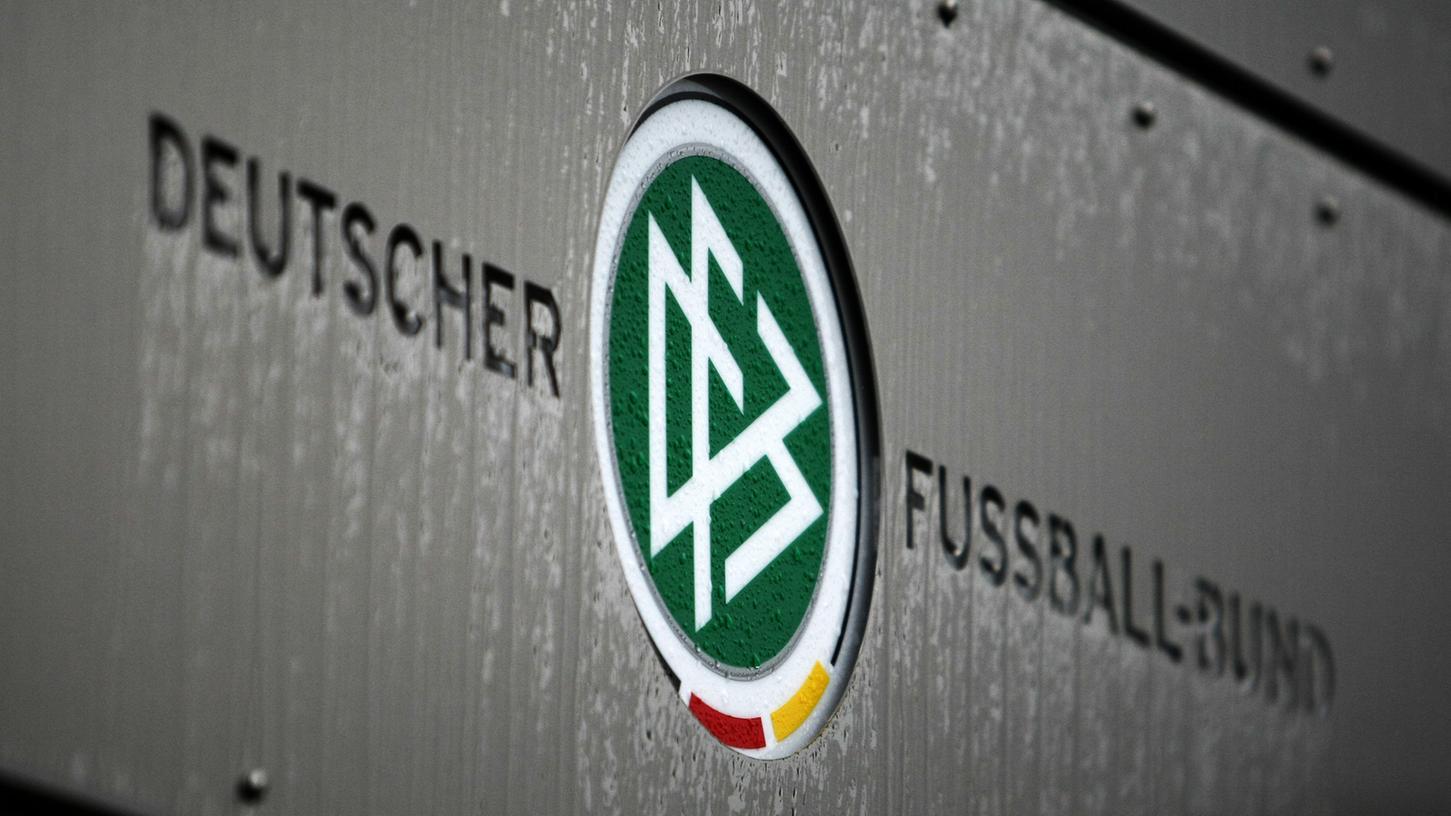 Dem Deutschen Fußball-Bund droht die Aberkennung der Gemeinnützigkeit für das Jahr 2006 - das würde auch eine immense Steuernachzahlung mit sich ziehen.