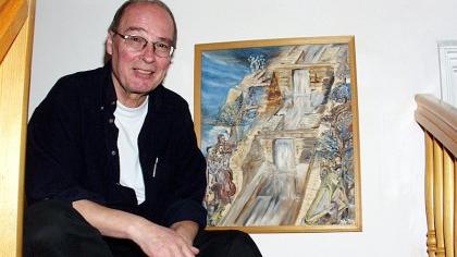 Café-Inhaber Hans Joachim Strauß mit einem seiner Aquarelle. Café-Inhaber Hans Joachim Strauß mit einem seiner Aquarelle.