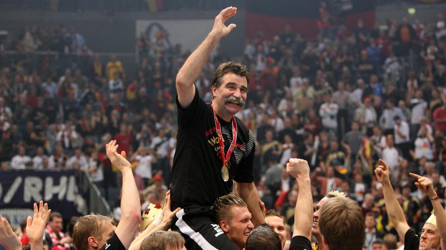Ein Weltmeister wird 65: Heiner Brand, der bekannteste Schnauzbart des deutschen Handballs, feiert Geburtstag.