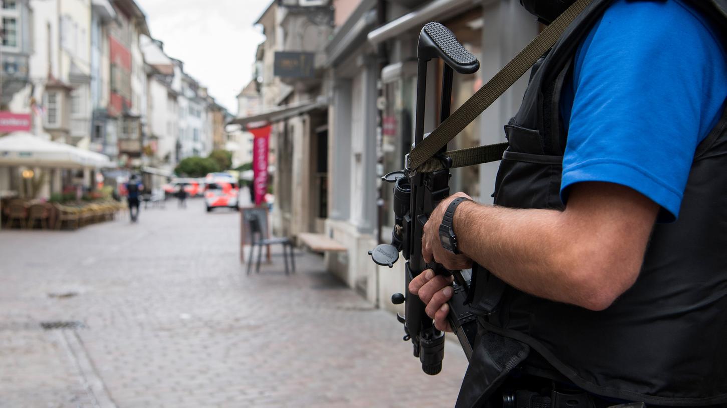 Mit einem Großaufgebot der Polizei wurde am Montagabend die Innenstadt von Schaffhausen in der Schweiz abgesichert.