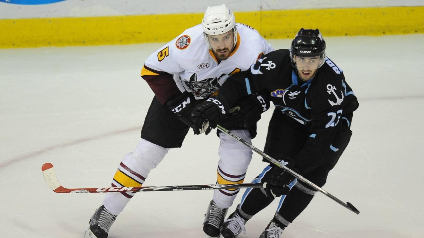 Für die Milwaukee Admirals spielte Taylor Aronson (re.) von 2011 bis 2016, jetzt wechselt der Offensivverteidiger zu den Ice Tigers. Für die Milwaukee Admirals spielte Taylor Aronson (re.) von 2011 bis 2016, jetzt wechselt der Offensivverteidiger zu den Ice Tigers.