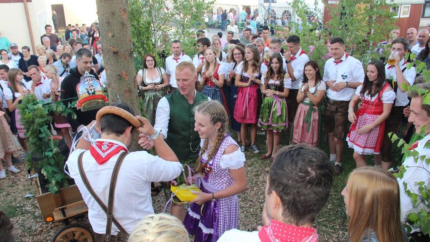 Der kleine Ort Spies, zur Stadt Betzenstein gehörend, feierte Kirwa — und das schon zum 20. Mal. Das Höhepunkt war das alljährliche Baumaustanzen. Auch die kleinen Ortsteile Eichenstruth, Illafeld, Schermshöhe und Riegelstein feierten mit. Die Kirwagesellschaft, unter Leitung von Fabian Ertel, hatte im Vorfeld einiges zu planen und organisieren, damit das 20-Jährige entsprechend gefeiert werden konnte. Der kleine Ort Spies, zur Stadt Betzenstein gehörend, feierte Kirwa — und das schon zum 20. Mal. Das Höhepunkt war das alljährliche Baumaustanzen. Auch die kleinen Ortsteile Eichenstruth, Illafeld, Schermshöhe und Riegelstein feierten mit. Die Kirwagesellschaft, unter Leitung von Fabian Ertel, hatte im Vorfeld einiges zu planen und organisieren, damit das 20-Jährige entsprechend gefeiert werden konnte.