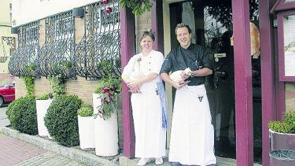 Nicht jede Gans ist essbar: Küchenchef Jörg Meisel mit Souschefin Regina Fischer. Nicht jede Gans ist essbar: Küchenchef Jörg Meisel mit Souschefin Regina Fischer.