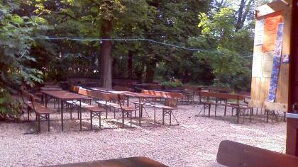 Das Bier der Brauerei Geyer im Felsenkeller in Oberreichenbach wird seit Jahrhunderten am alten Felsenkeller eingelagert. Im Sommer ist der urige Biergarten auf dem Keller von Mai bis September geöffnet. Kenner und Liebhaber des fränkischen Bieres sind hier richtig. // Tanzenhaider Weg 6, 91097 Oberreichenbach