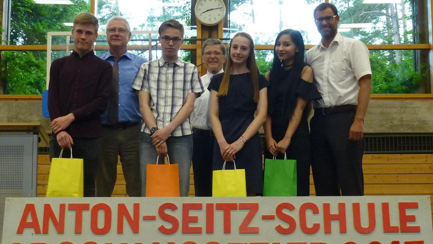 Absolventen der Anton-Seitz-Mittelschule Roth feiern Abschluss