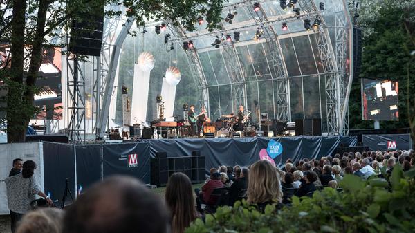 Bei besten Wetterbedingungen lauschten sie den Jazz-Stars unter den Sternen.
