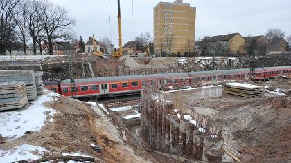 Während im Fürther Bogen, wie hier an der Hardbrücke, bereits eifrig an der S-Bahn-Strecke gewerkelt wird, bleibt der weitere Verlauf Richtung Erlangen umstritten. Während im Fürther Bogen, wie hier an der Hardbrücke, bereits eifrig an der S-Bahn-Strecke gewerkelt wird, bleibt der weitere Verlauf Richtung Erlangen umstritten.