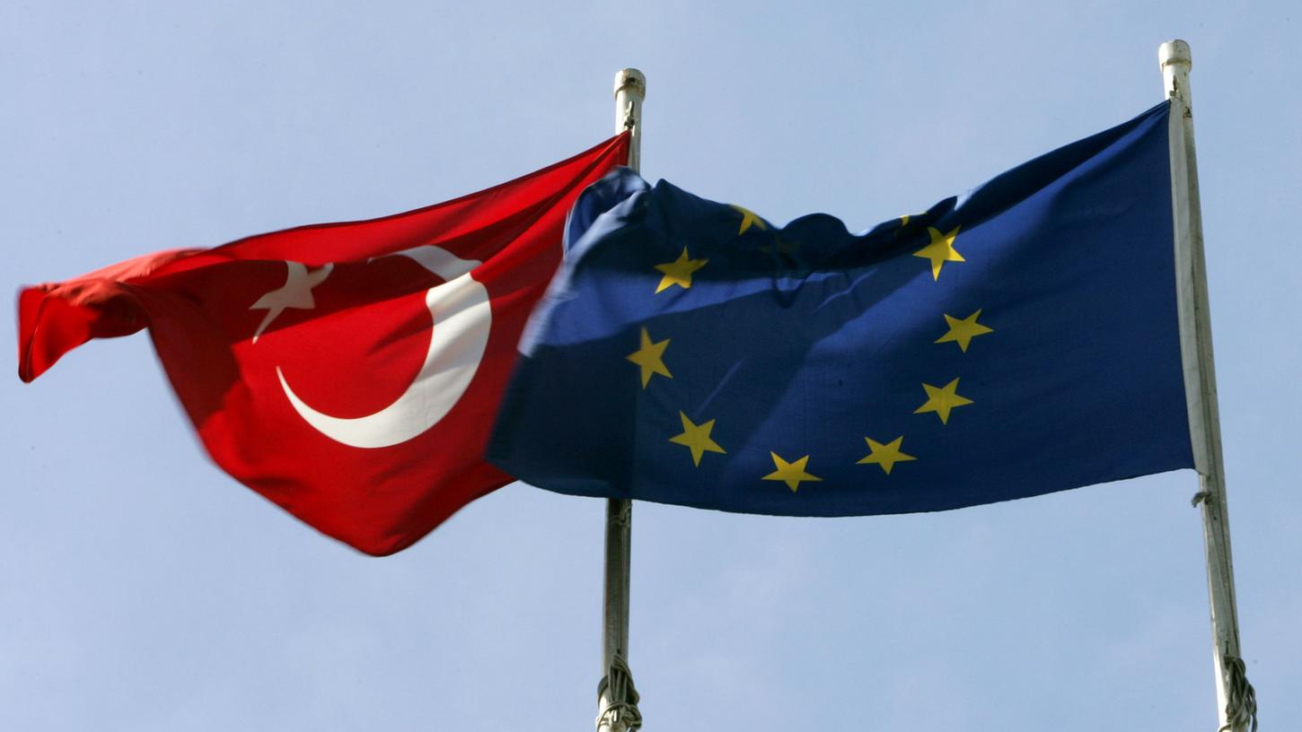 Der türkische Außenminister Cavusoglu und EU-Minister Celik werden von der EU-Außenbeauftragten Mogherini und EU-Kommissar Hahn empfangen.