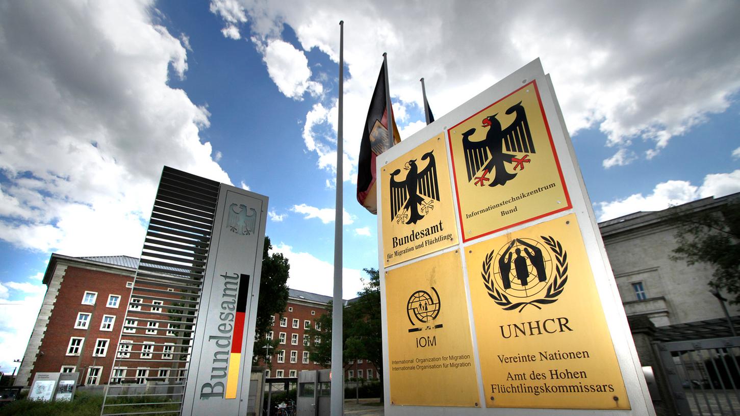 Das Bundesamt für Migration und Flüchtlinge in Nürnberg weist die Vorwürfe, bei Asylverfahren hinterherzuhinken, zurück.
