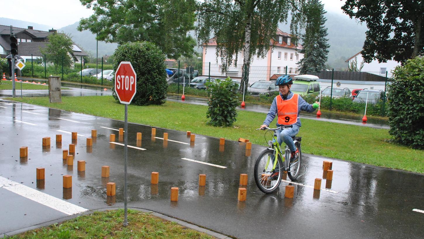 Eine knifflige Sache, so ein Parcours auf dem Fahrrad. Die Klötzchen mussten auf regennasser Straße sauber umfahren werden.