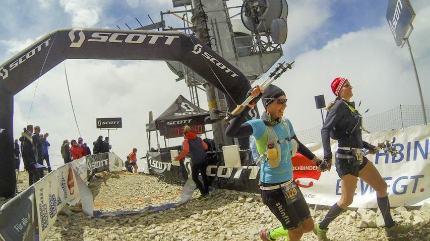 Hand in Hand laufen diese beiden Starterinnen ins Ziel. Für die Zugspitz Trailrun Challenge mit dem Marathon, dem Berglauf und dem Halbmarathon und der Kurzdistanz am folgenden Tag hatten sich über 1100 Sportler gemeldet.