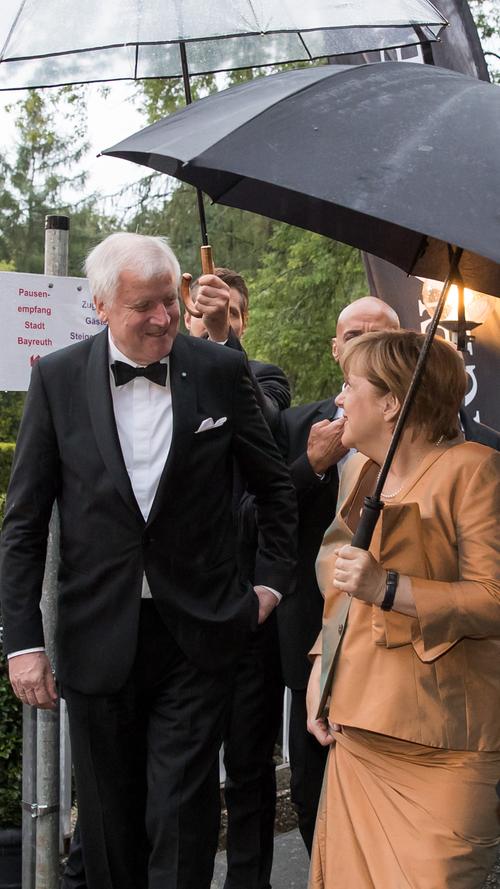 Bundeskanzlerin Angela Merkel und der bayerische Ministerpräsident Horst Seehofer nutzen die Pause für einen kleinen Plausch.