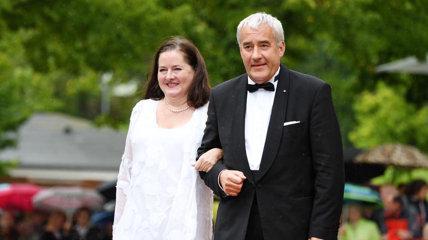 Auch der bayerische Kultusminister Ludwig Spaenle und seine Frau Miriam lassen sich die Eröffnung der Bayreuther Festspiele nicht entgehen.