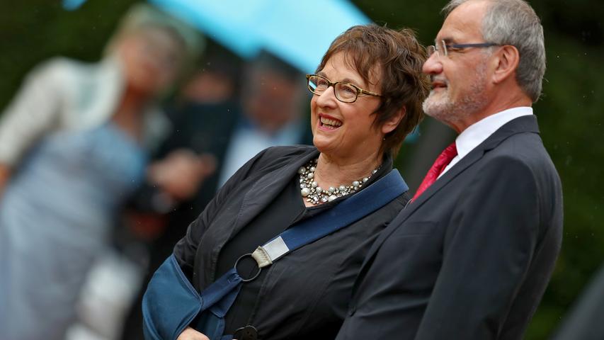 Die Bundeswirtschaftsministerin Brigitte Zypries lacht in die Kameras.