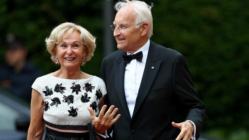 Der frühere bayerische Ministerpräsident Edmund Stoiber sieht sich die erste Oper der diesjährigen Festspiele zusammen mit seiner Frau Karin an.