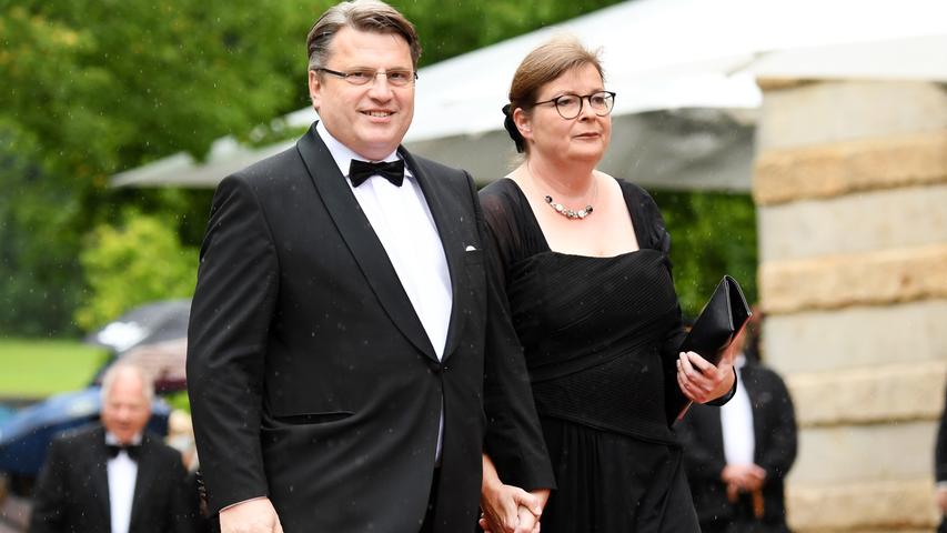 Zusammen mit seiner Frau Carla läuft der bayerische Justizminister Windfried Bausback auf den Eingang des Festspielhauses zu.